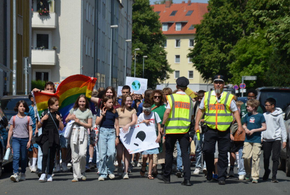 Umzug durch die Lister Nachbarschaft